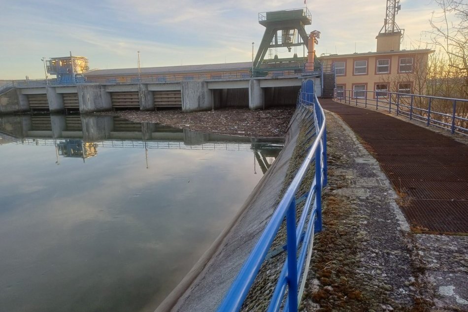 Hasiči zachránili psa uviaznutého vo vodnej elektrárni