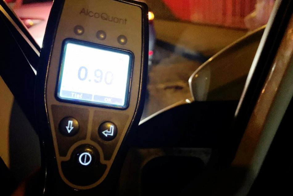 Vodič sa nevedel udržať v jazdnom pruhu a nerešpektoval dopravné značenie