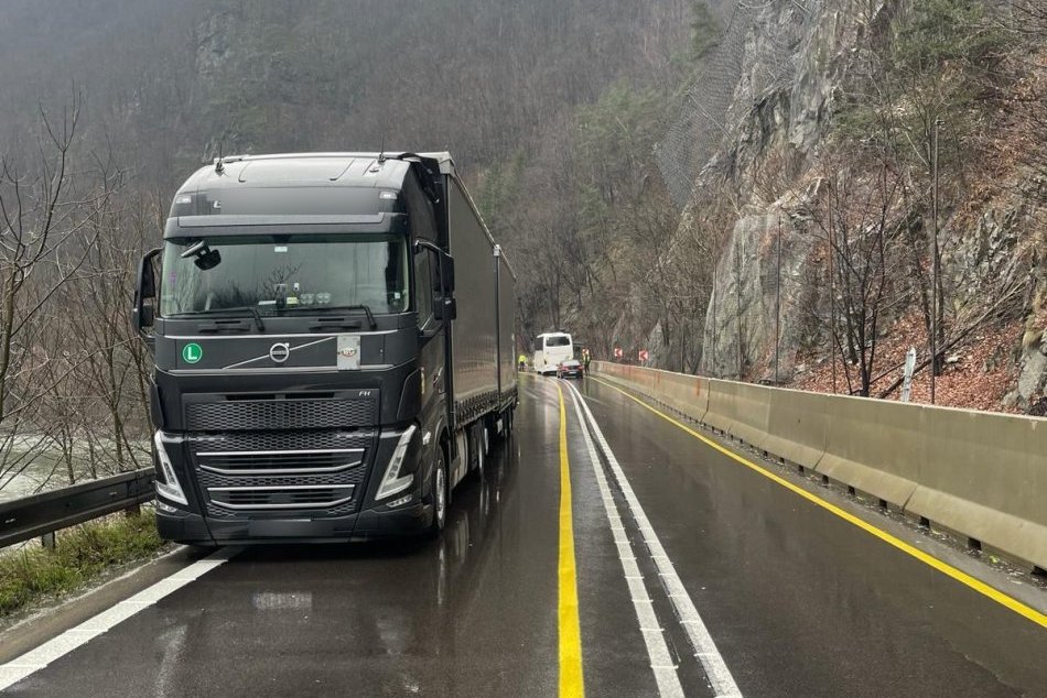 Pod Strečnom sa zrazil autobus s kamiónom