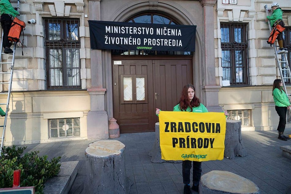 Aktivisti sa zamerali na budovu ministerstva životného prostredia