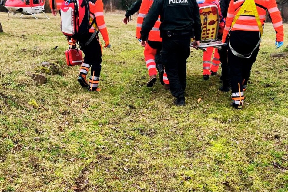 V OBRAZOCH: Policajti pomáhali pri transporte ťažko zraneného muža