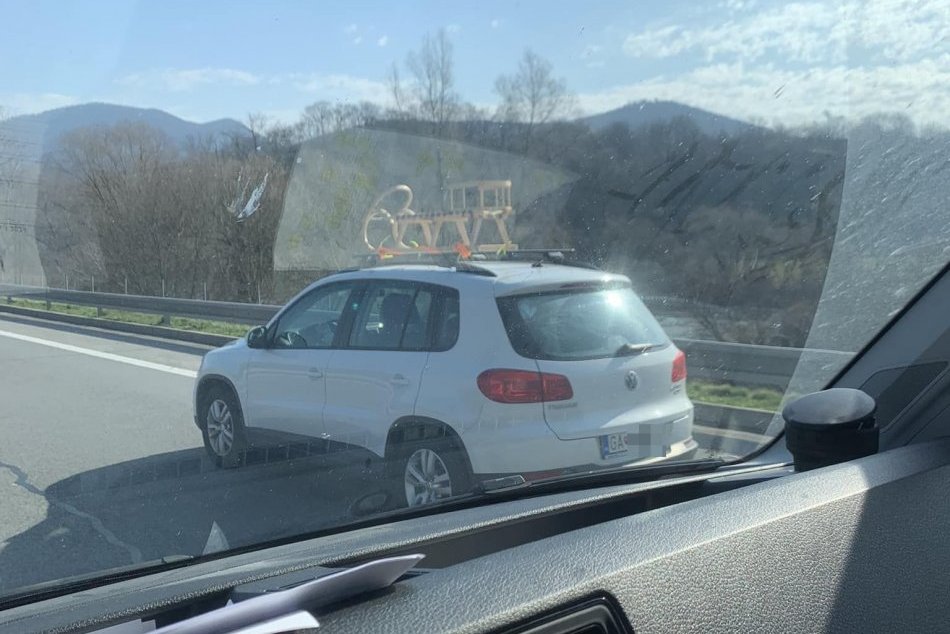 Západniari so sánkami bavia internet