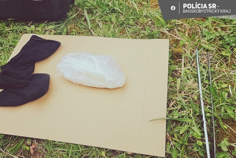 V OBRAZOCH: Policajti zadržali muža bez vodičáku a pod vplyvom drog