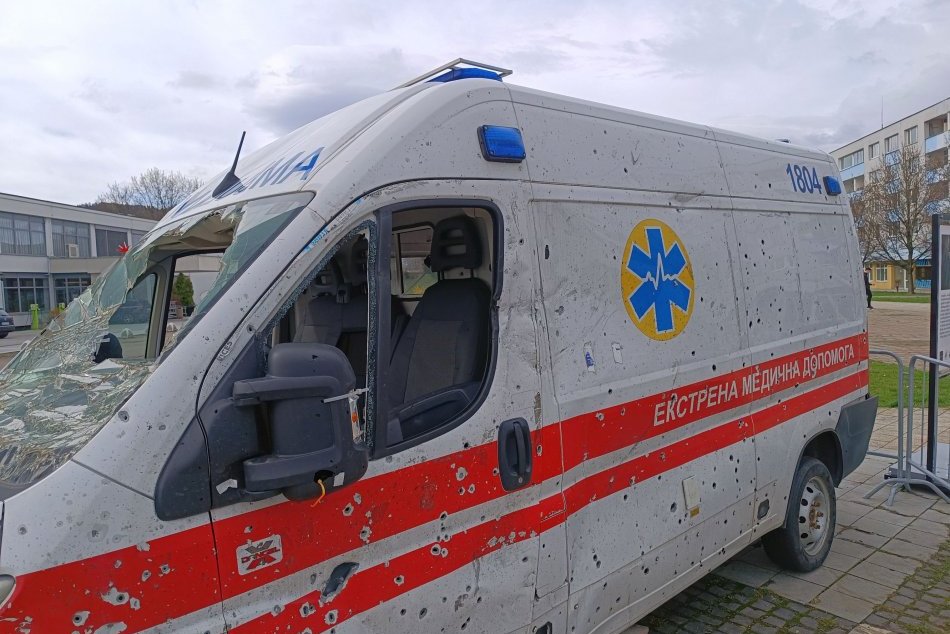 V OBRAZOCH: V centre Bystrice stojí rozstrieľaná ukrajinská sanitka