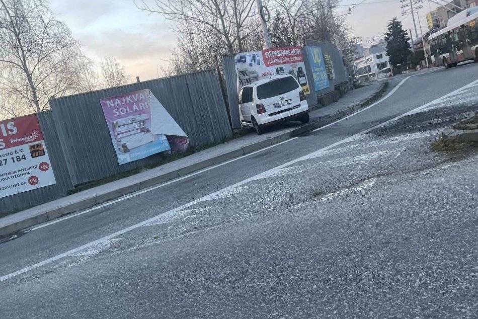 V OBRAZOCH: Auto zdemolovalo reklamu na repasované brzdy