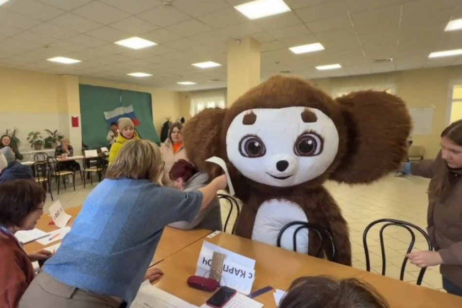 Rusi chodia voliť v bláznivých kostýmoch