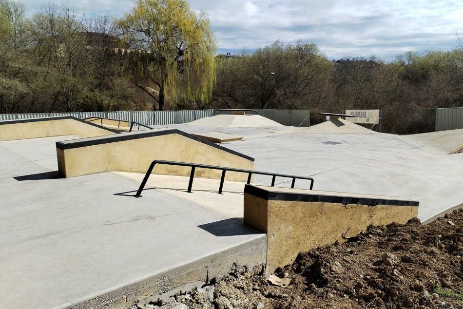 Práce na prvej etape výstavby skateparku na Sídlisku KVP sú vo finále