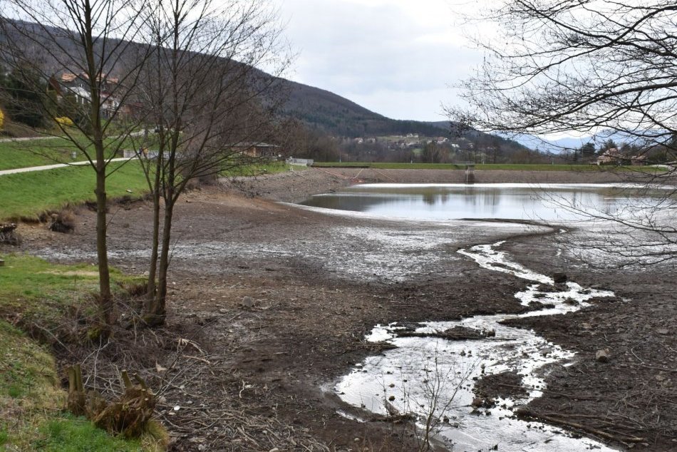 V OBRAZOCH: V Novej Bani začali s opätovným vypúšťaním Tajchu