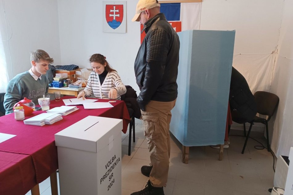 V OBRAZOCH: V Detvianskej Hute volia ľudia aj v budove autobusovej zastávky