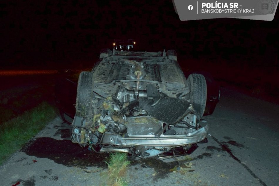 V OBRAZOCH: Opitá vodička skončila s autom na streche