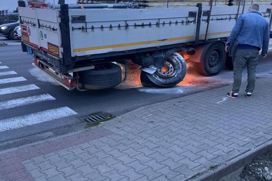 Požiar návesu v Trnave pomáhali hasiť aj okoloidúci