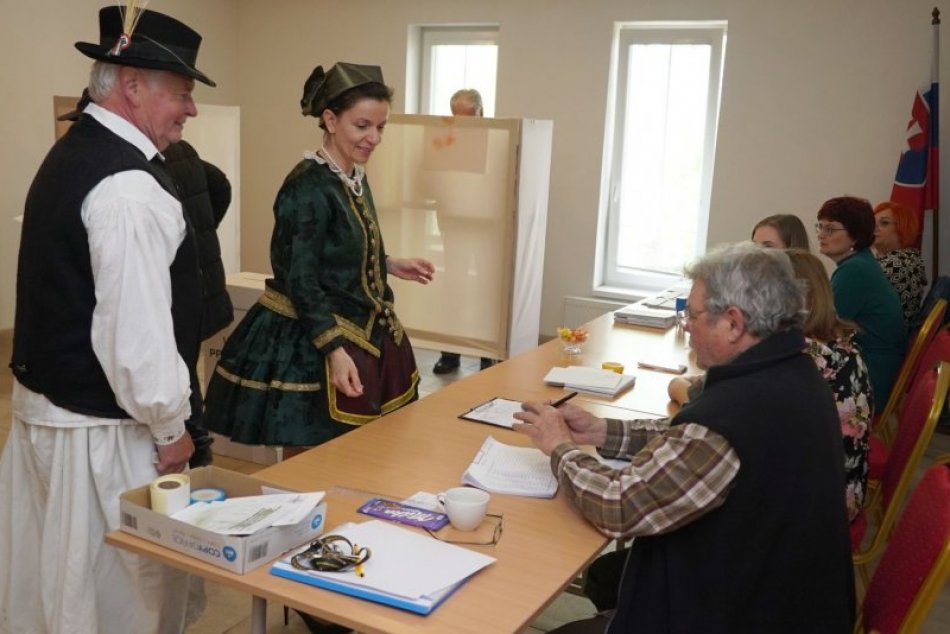 Ižanky volili prezidenta v minisukniach