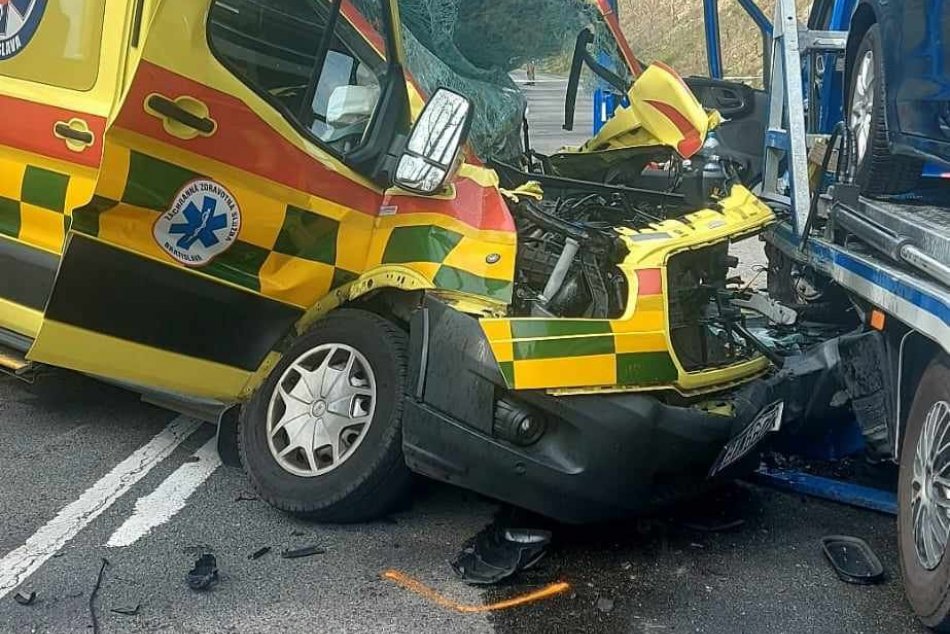 V OBRAZOCH: Pri tragickej nehode vyhasol život vodiča sanitky