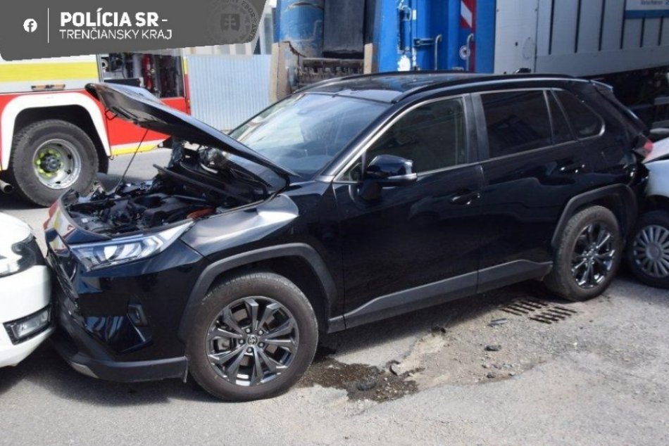 Smetiarske auto zdemolovalo osem odstavených áut