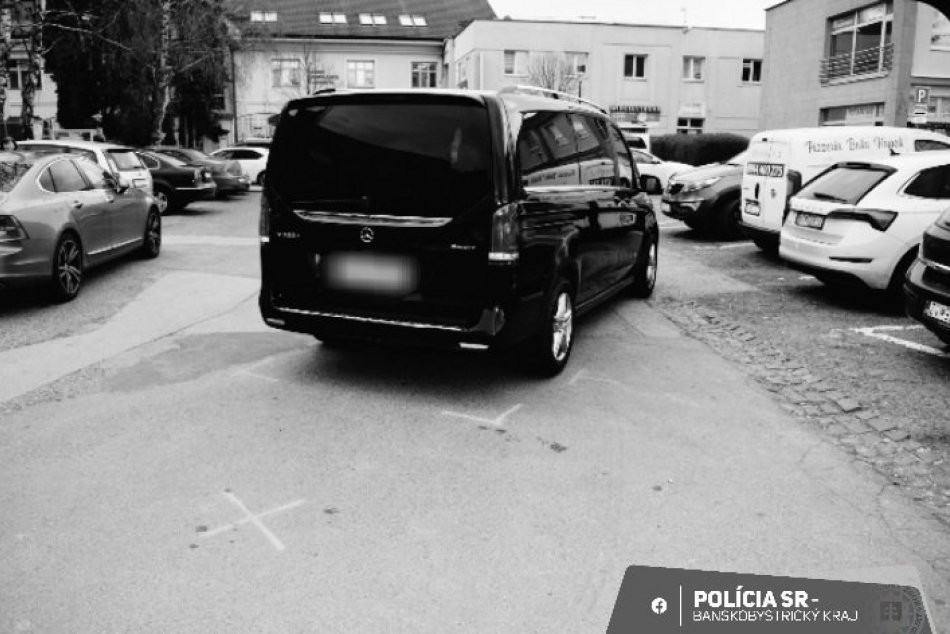 V OBRAZOCH: Ženu pri cúvaní zrazilo auto