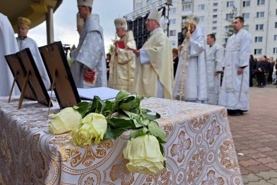 Rozlúčka s tromi dievčatami, ktoré tragicky zahynuli pod kolesami autobusu