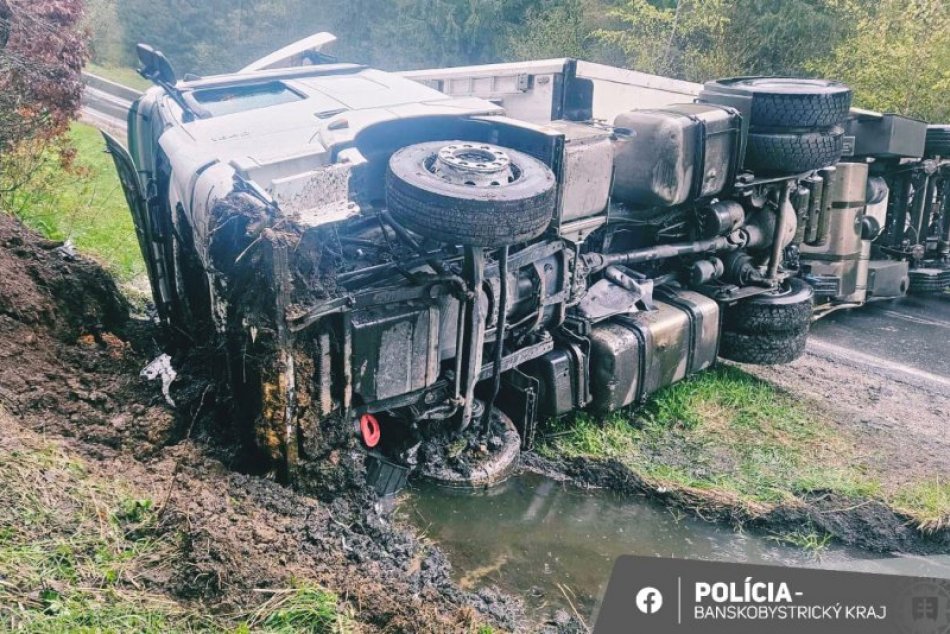 V OBRAZOCH: Kamión zablokoval cestu za Kremnickými Baňami