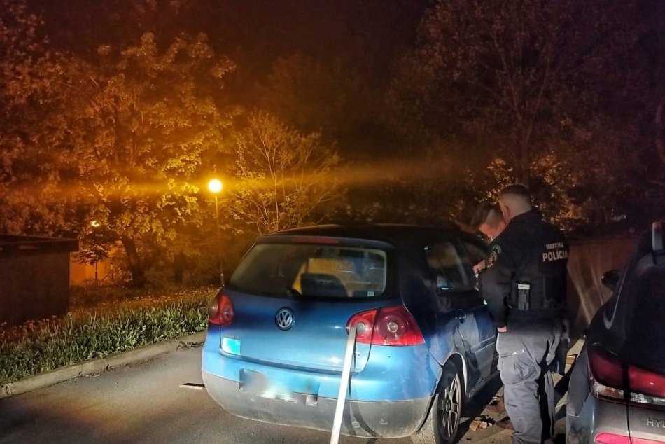 V OBRAZOCH: Mestskí policajti zachránili majiteľovi kľúče pomocou drôtu