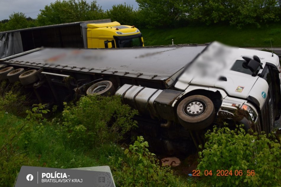 Prevrátený kamión na D2