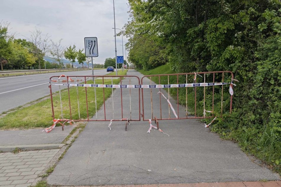 V Nitre sa zosunul svah: Čiastočne ZABLOKOVAL chodník aj cestu, FOTO