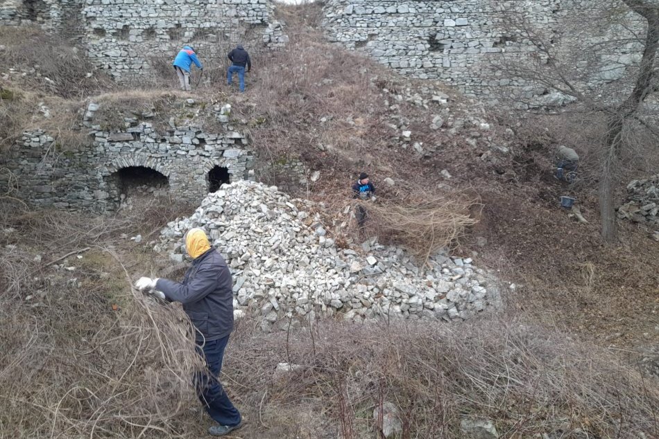 Dobrovoľníci skrášľujú hrad Gýmeš: Pribudla aj nová informačná tabuľa