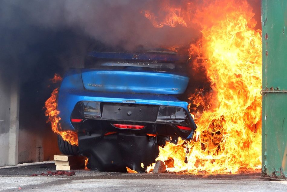 V OBRAZOCH: Experiment hasenia elektromobilu v uzavretom priestore