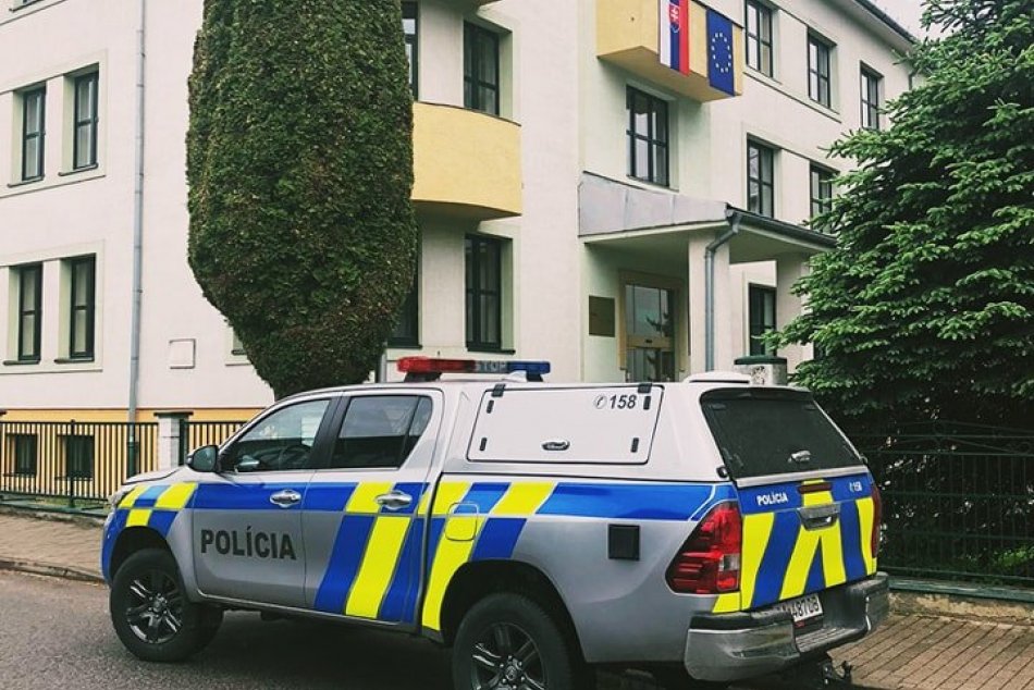 V OBRAZOCH: Policajti preverujú hrozby bombových útokov