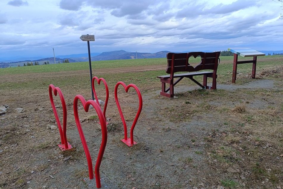 V OBRAZOCH: Mega hojdačka a lavička zaľúbených nad Lomom nad Rimavicou