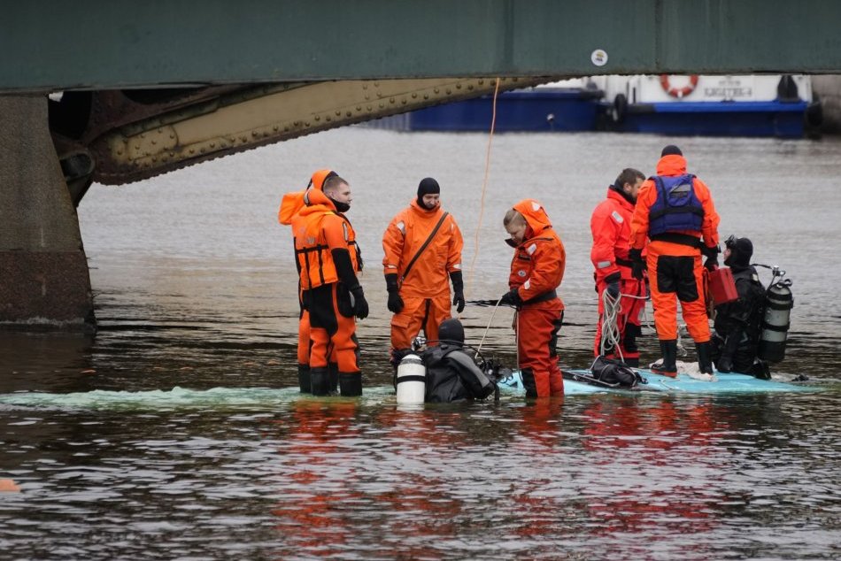 Autobus sa v Petrohrade zrútil z mosta do rieky