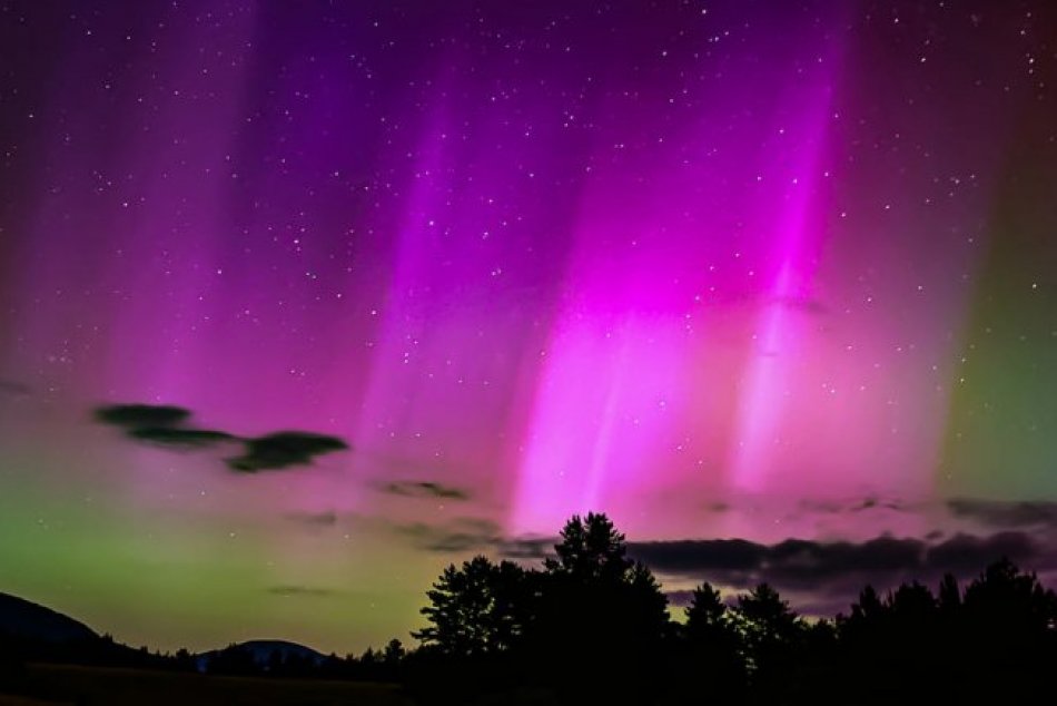 V OBRAZOCH: Polárna žiara sa postarala o úchvatné nebeské divadlo