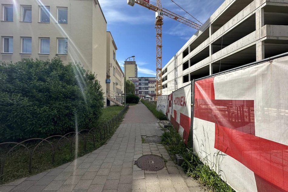 V OBRAZOCH: Chodník pri Mestskom úrade v Banskej Bystrici