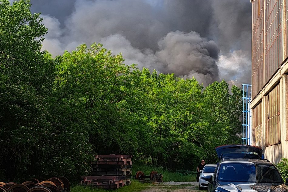 Obrovský požiar v mestskej časti Rača