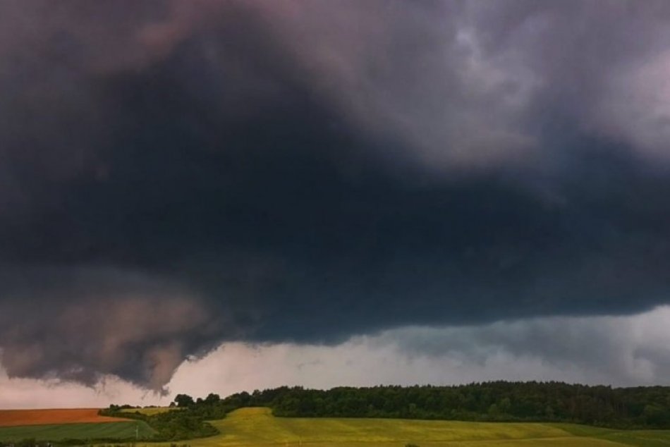 Hrozivo vyzerajúca supercela v Prešove