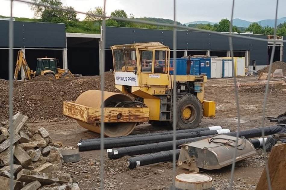 V OBRAZOCH: Na stavbe v Handlovej pracuje Optimus Prime