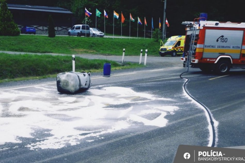 V OBRAZOCH: Pre nehodu auta kamióna uzavreli cestu