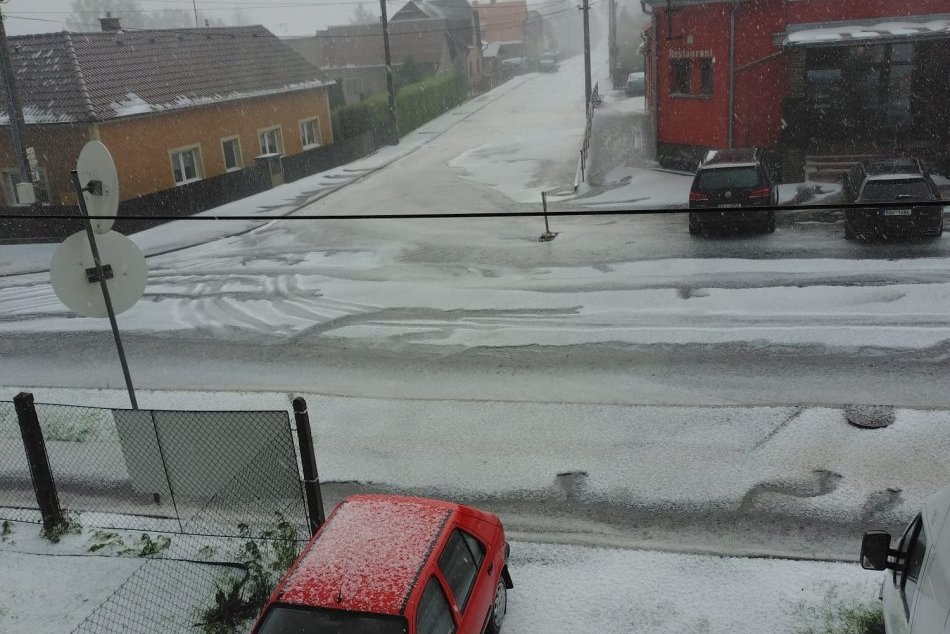 Česko zasypali krúpy