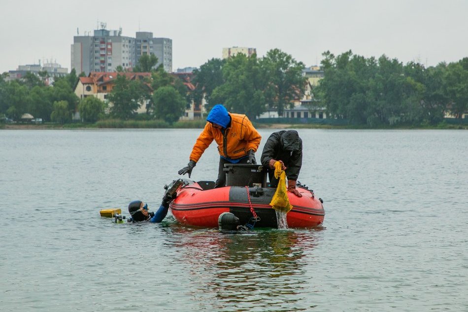 Potápači opäť čistili Veľký Draždiak