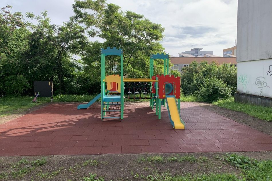 V OBRAZOCH: Obnova detského ihriska na Slnečnej ulici