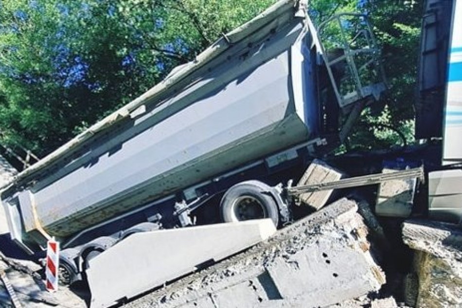 Pod nákladným autom sa prepadol most