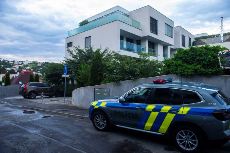 Polícia pred bytom predsedu vlády Roberta Fica