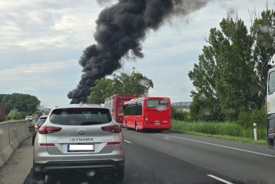 Na diaľnici D2 horel kamión