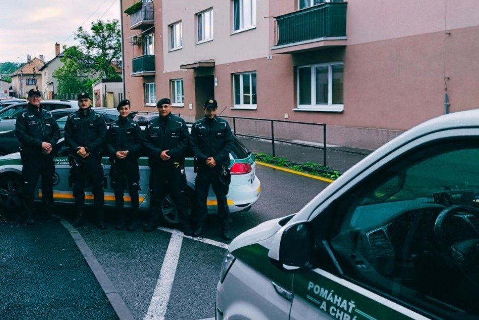 Policajti zachraňovali ženu na cintoríne