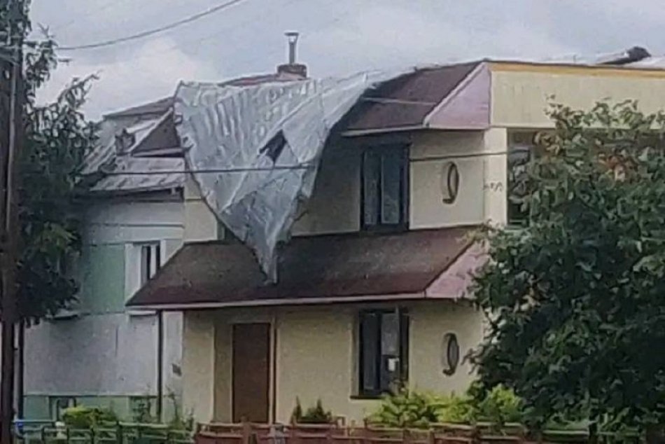 Búrka v obci Senné