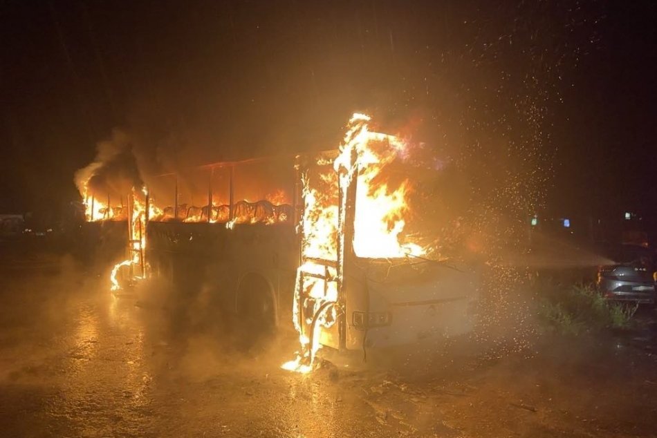 Na Námestí hraničiarov horel autobus