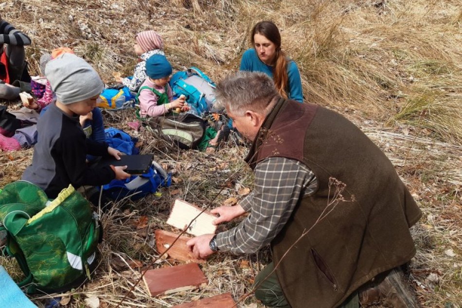 V ORBAZOCH: Mestskí lesníci vzdelávajú žiakov v prírode