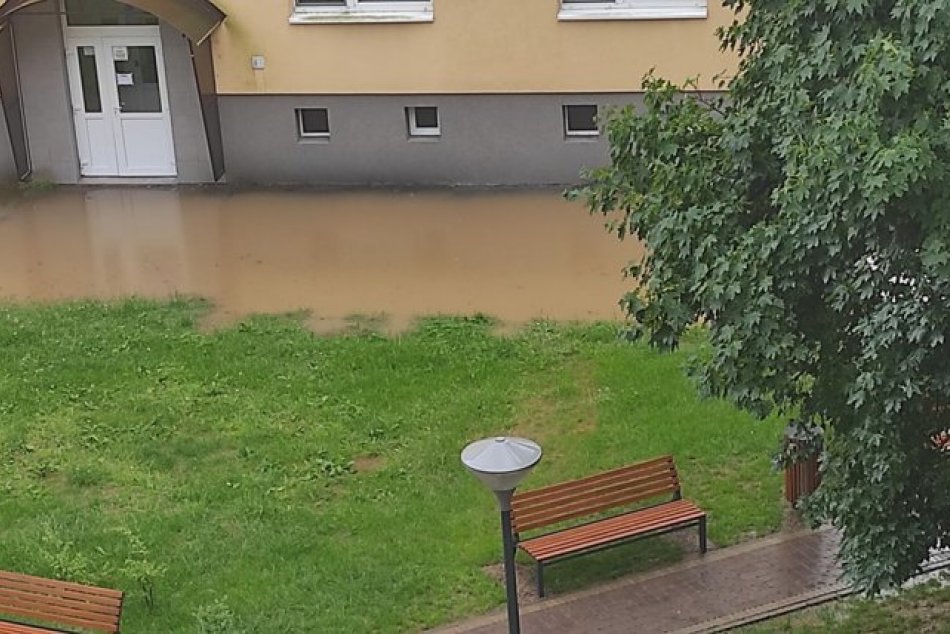 Záplavy vo Svidníku potrápili najmä vodičov