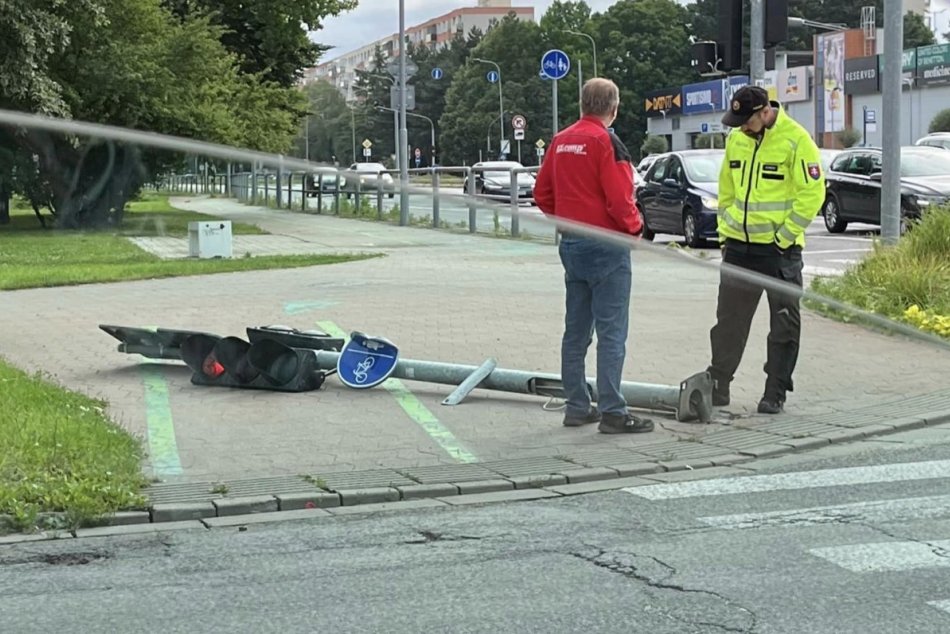 Vodič na Chrenovej zbúral semafor