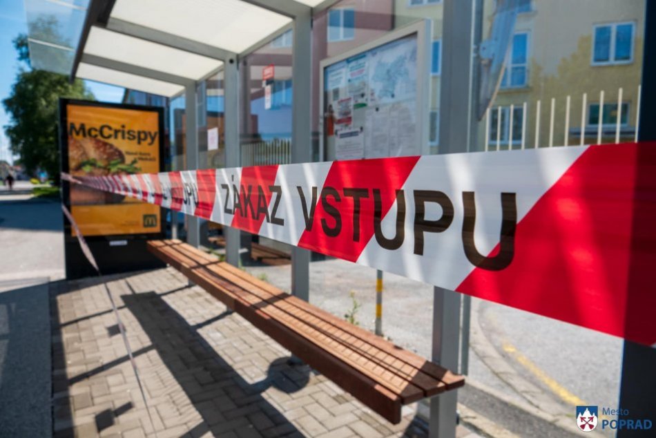 Prístrešky MHD zastávok v Poprade opáskovali a uzavreli