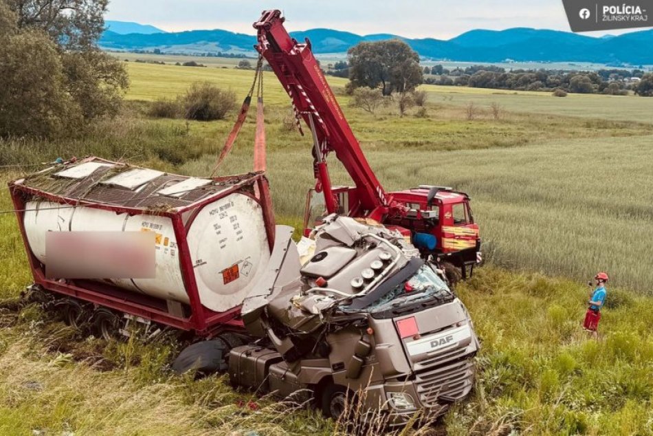 Kamión vezúci toluén sa prevrátil na strechu