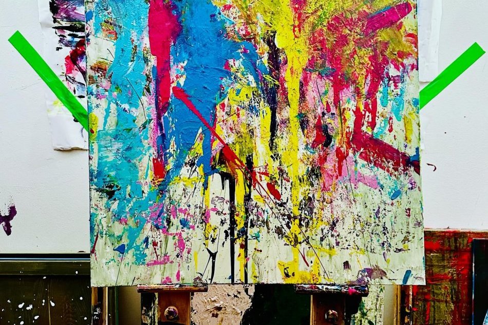 2-ročný chlapec maľuje obrazy, ktoré sa predávajú za tisíce eur